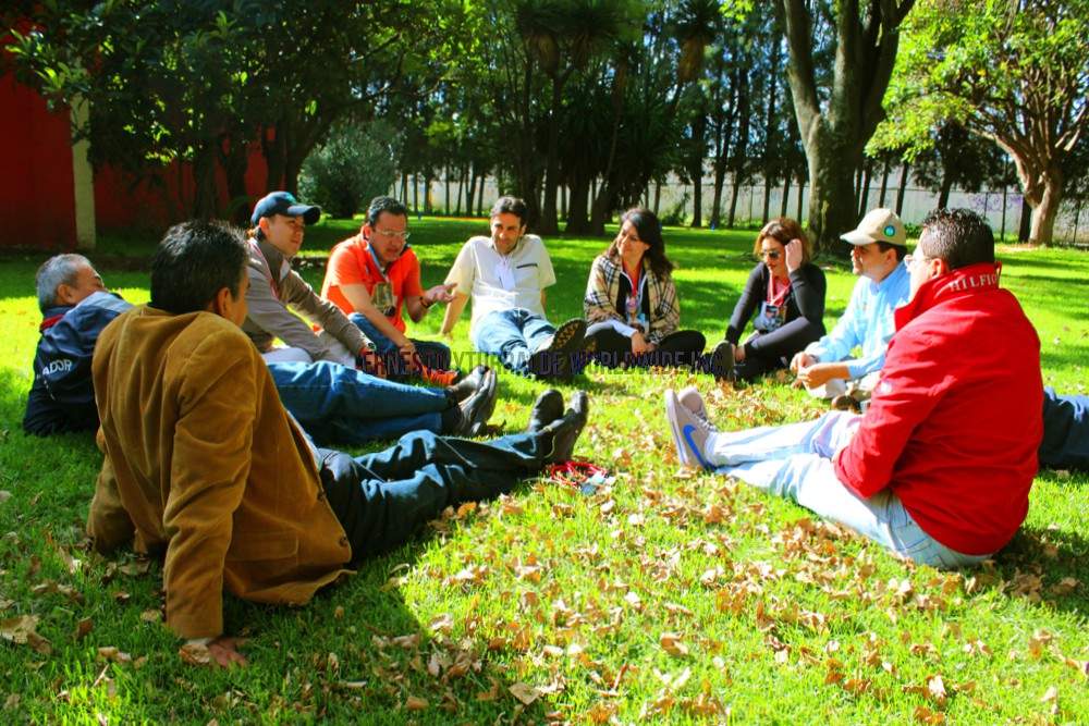 Ernesto Yturralde facilitando Procesamientos en Aprendizaje Experiencial